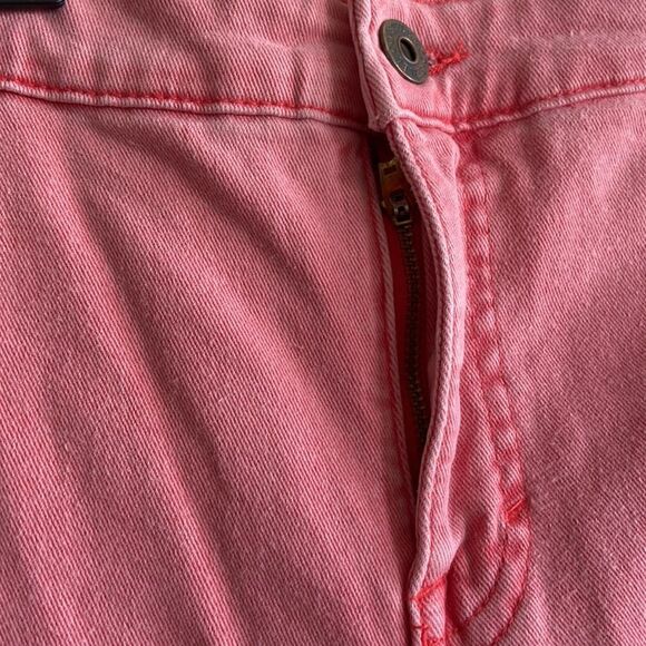 Style & Co Bermuda Short mid rise Size 18 Cherry Bliss color - Picture 3 of 7